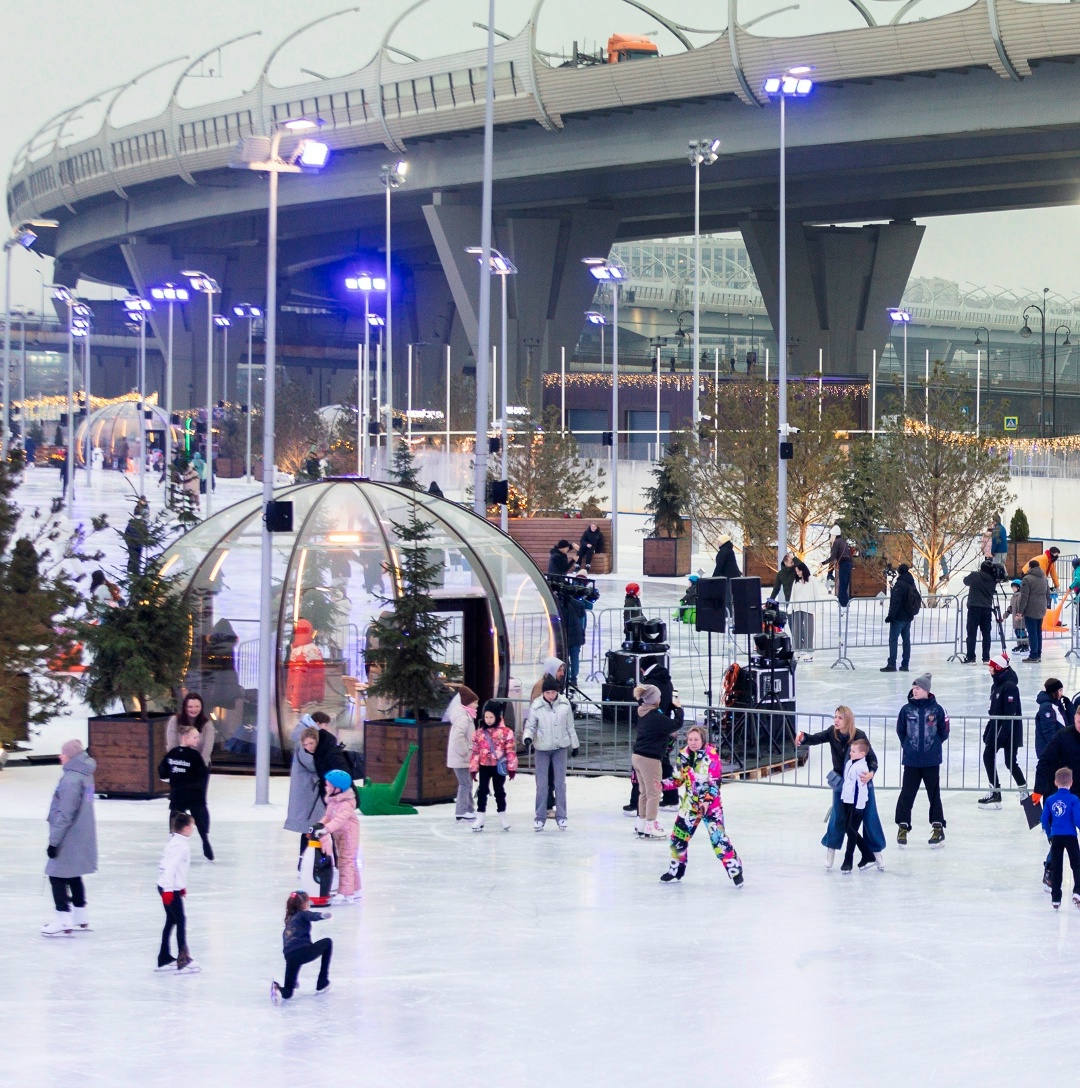 На самом большом в мире катке дан старт новому сезону. В Санкт-Петербурге в общественном пространстве «Флагшток» прошел зимний праздник для детей и взрослых