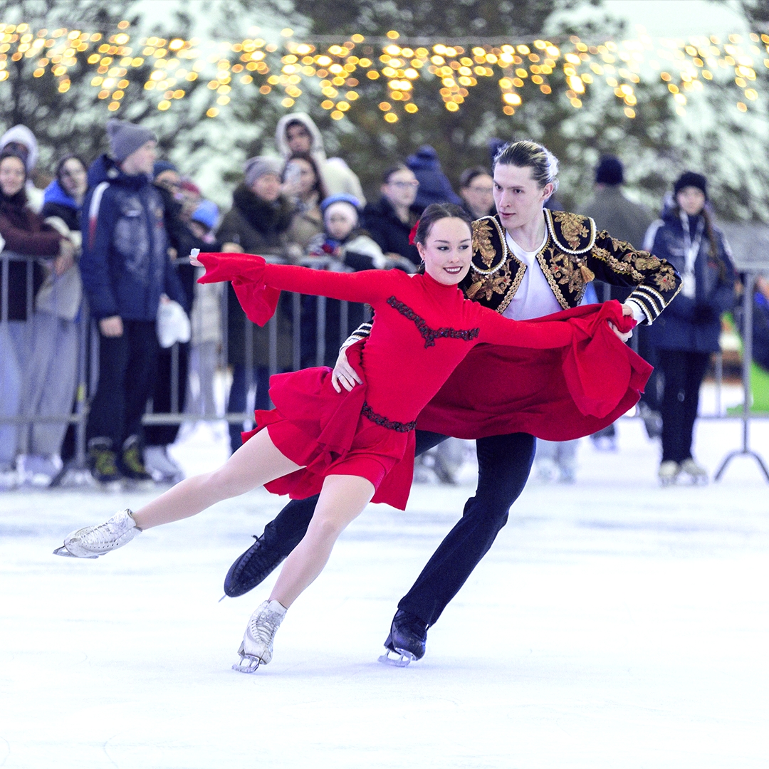 На самом большом в мире катке дан старт новому сезону. В Санкт-Петербурге в общественном пространстве «Флагшток» прошел зимний праздник для детей и взрослых
