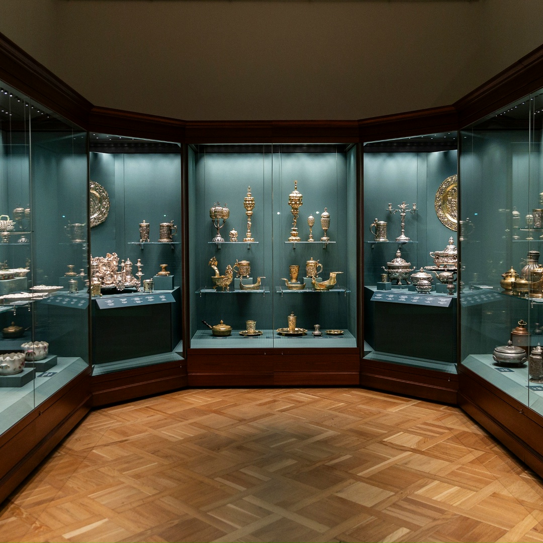 Фарфор известен на Руси с давних времен, но был очень редок. При Петре I на изысканный материал распространилась мода среди знатных людей