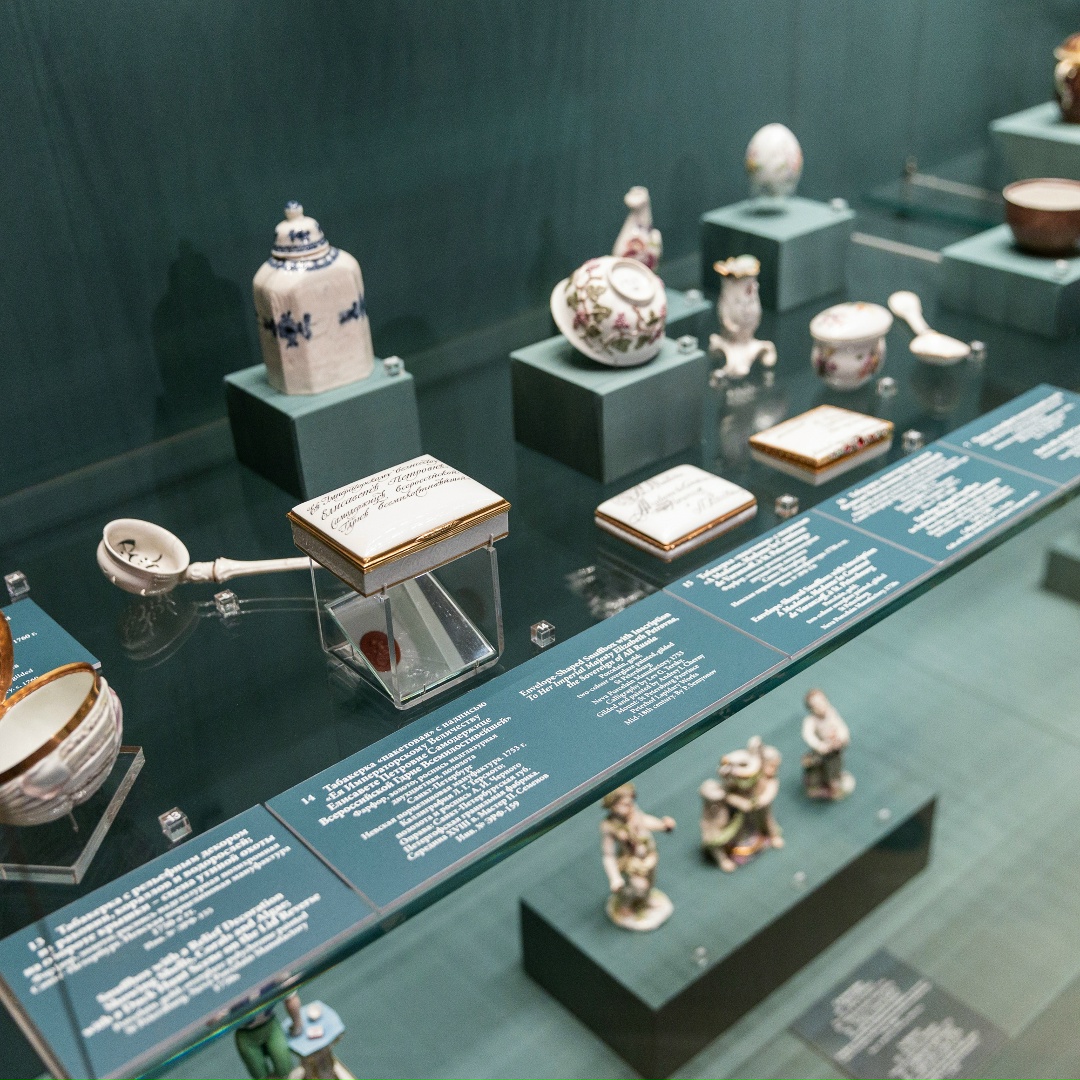 Фарфор известен на Руси с давних времен, но был очень редок. При Петре I на изысканный материал распространилась мода среди знатных людей