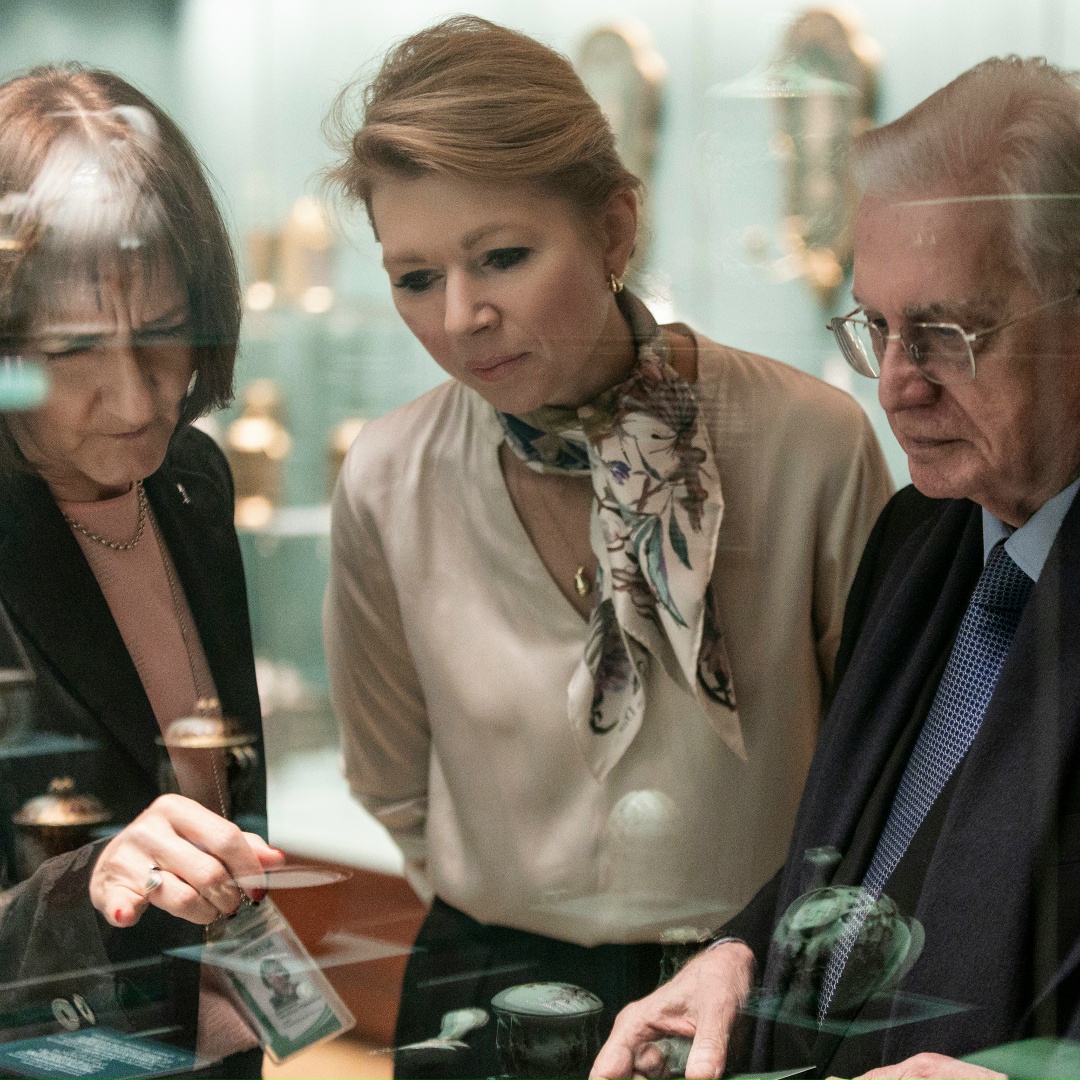 Фарфор известен на Руси с давних времен, но был очень редок. При Петре I на изысканный материал распространилась мода среди знатных людей