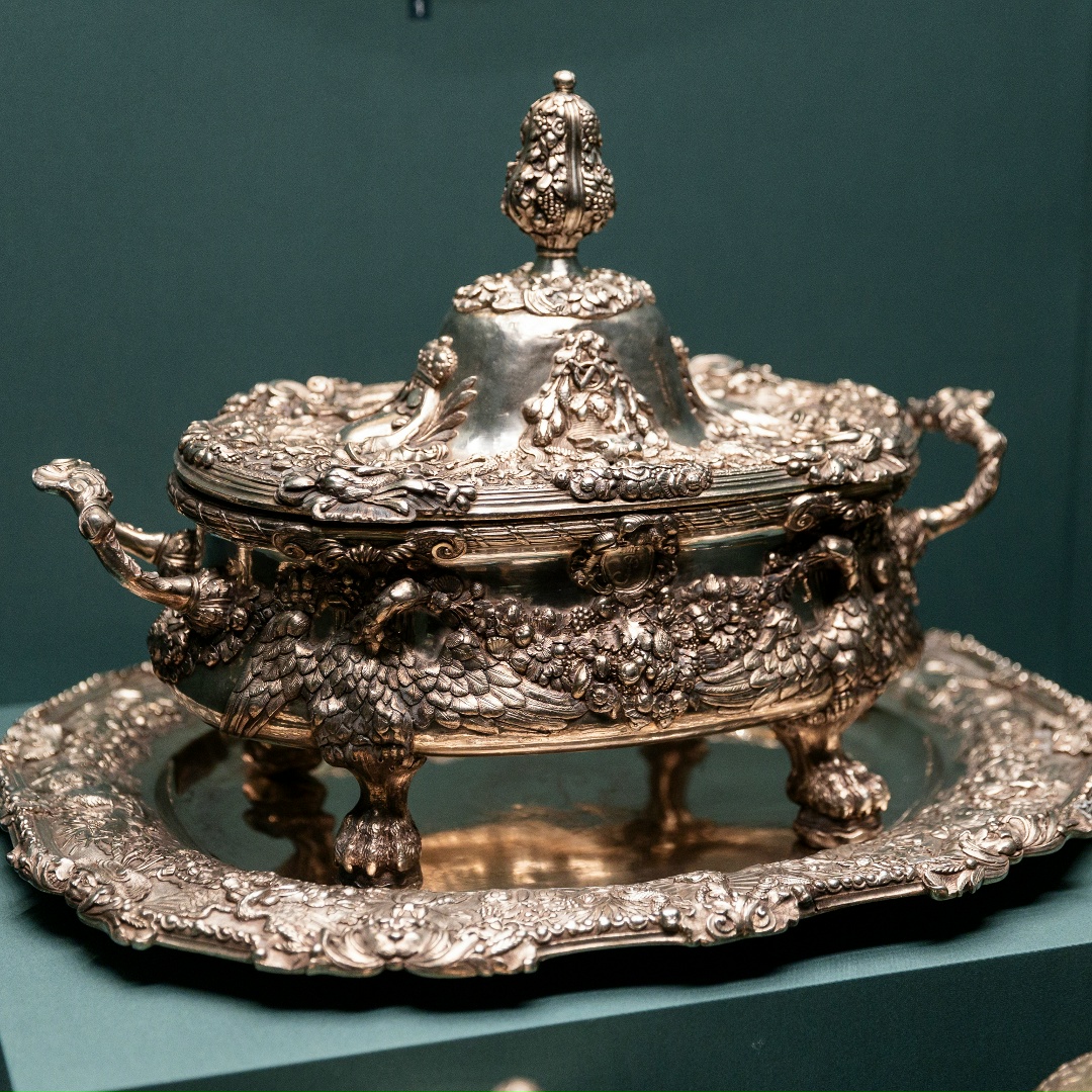 Фарфор известен на Руси с давних времен, но был очень редок. При Петре I на изысканный материал распространилась мода среди знатных людей