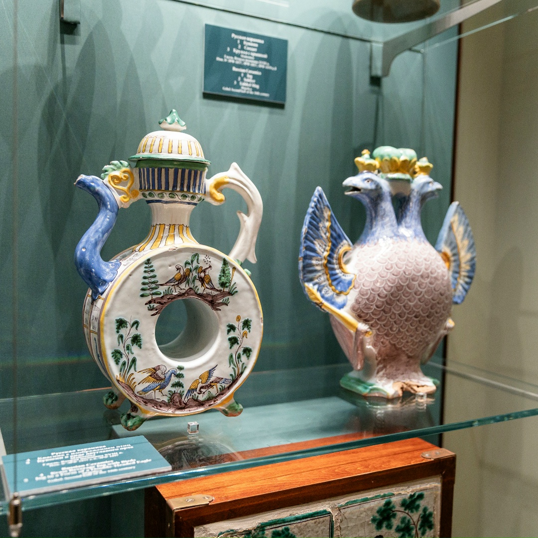 Фарфор известен на Руси с давних времен, но был очень редок. При Петре I на изысканный материал распространилась мода среди знатных людей