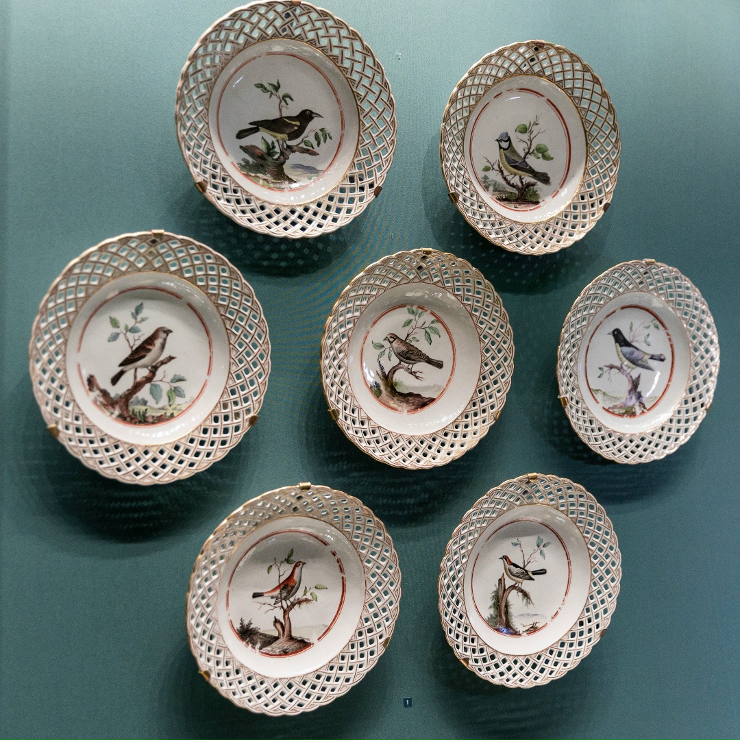 Фарфор известен на Руси с давних времен, но был очень редок. При Петре I на изысканный материал распространилась мода среди знатных людей