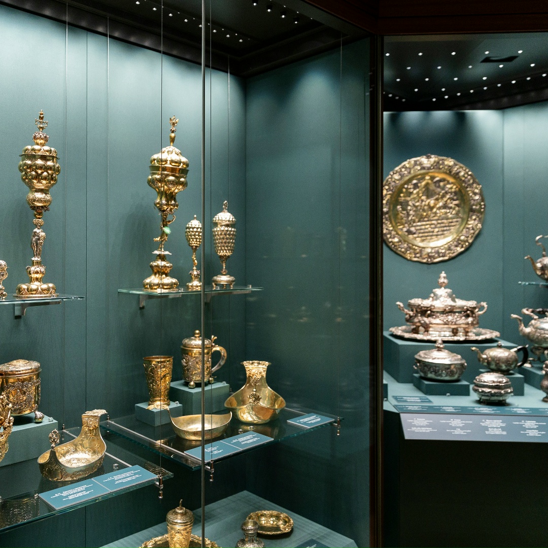 Фарфор известен на Руси с давних времен, но был очень редок. При Петре I на изысканный материал распространилась мода среди знатных людей