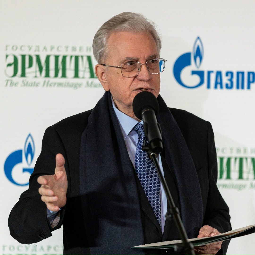 Фарфор известен на Руси с давних времен, но был очень редок. При Петре I на изысканный материал распространилась мода среди знатных людей