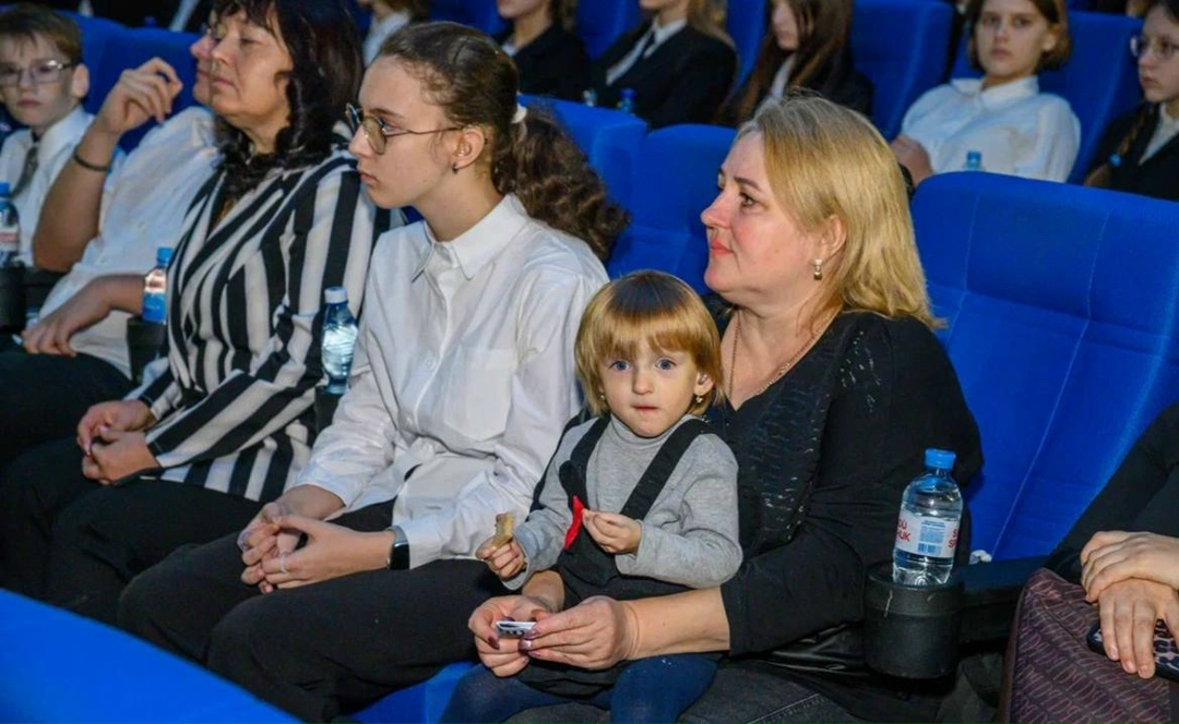 Первые звуки — первые чудеса! В Саратове Благотворительный фонд «ЛУКОЙЛ» подарил детям с нарушением слуха невероятный опыт: праздничное представление и…