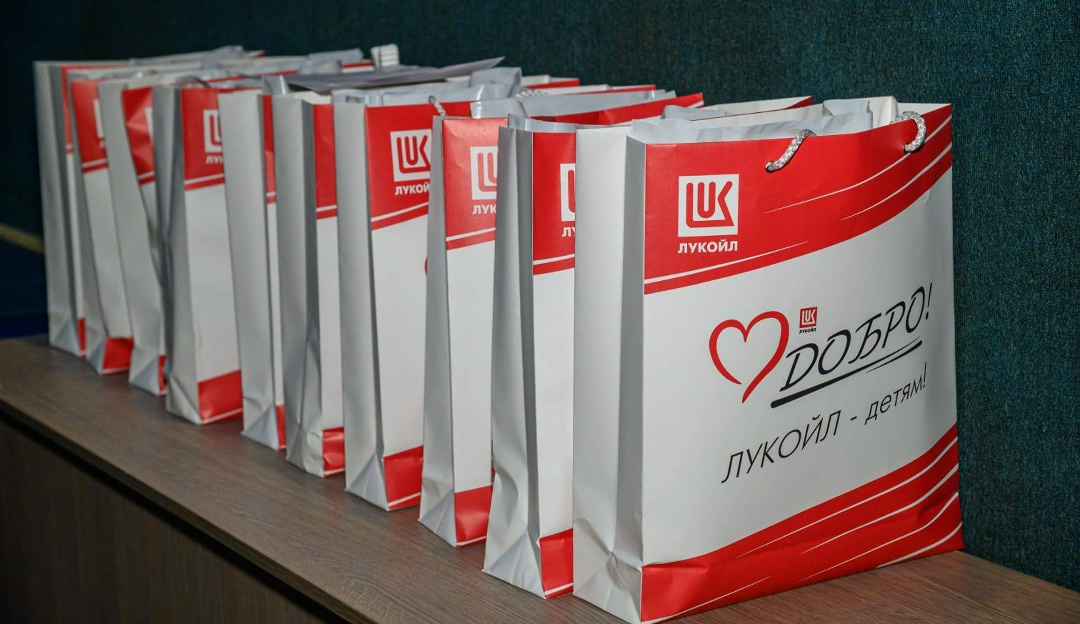 Первые звуки — первые чудеса! В Саратове Благотворительный фонд «ЛУКОЙЛ» подарил детям с нарушением слуха невероятный опыт: праздничное представление и…