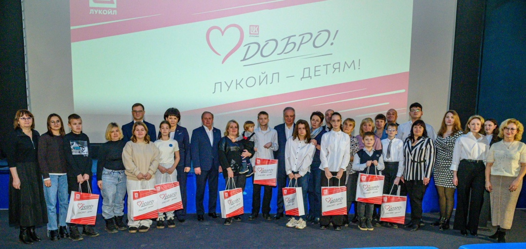 Первые звуки — первые чудеса! В Саратове Благотворительный фонд «ЛУКОЙЛ» подарил детям с нарушением слуха невероятный опыт: праздничное представление и…