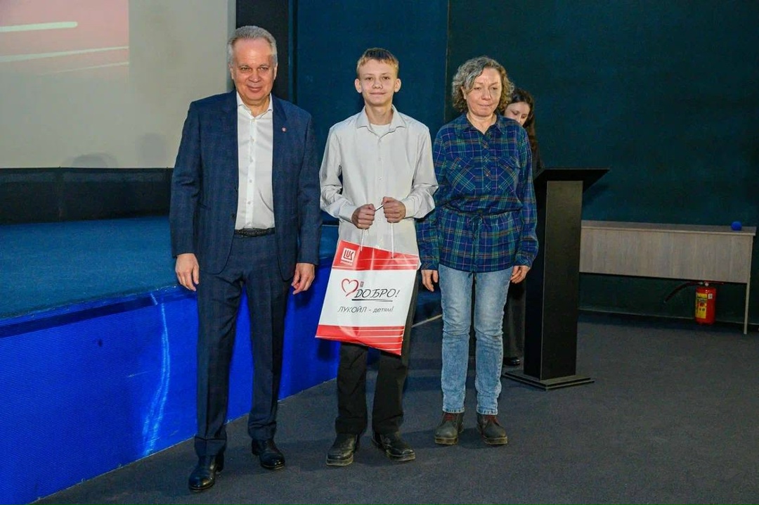 Первые звуки — первые чудеса! В Саратове Благотворительный фонд «ЛУКОЙЛ» подарил детям с нарушением слуха невероятный опыт: праздничное представление и…