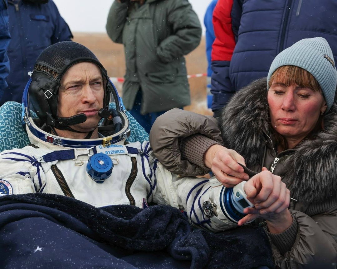 На Земле встретили экипаж МКС-73 Космонавты Роскосмоса Сергей Рыжиков, Алексей Зубрицкий и астронавт NASA Джонатан Ким успешно приземлились в Казахстане.