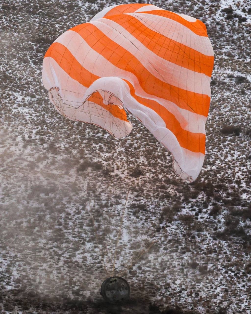 На Земле встретили экипаж МКС-73 Космонавты Роскосмоса Сергей Рыжиков, Алексей Зубрицкий и астронавт NASA Джонатан Ким успешно приземлились в Казахстане.