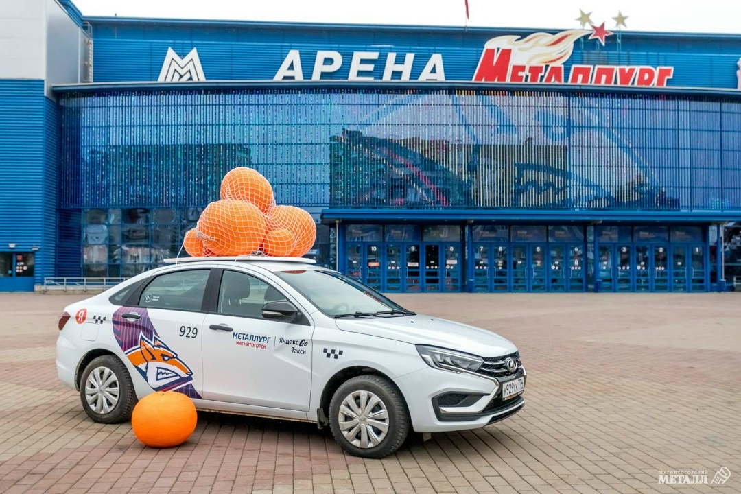 Оранжевое настроение в Магнитке Этой зимой город украшают мандарины — яркие, сочные, вплетённые в хвойные гирлянды