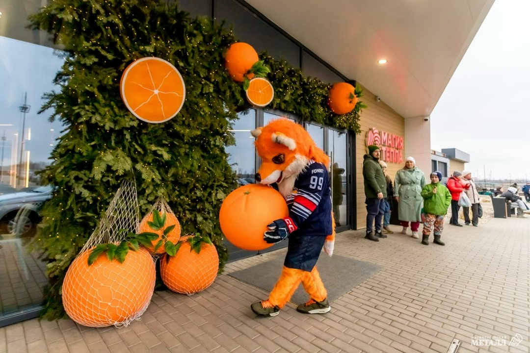 Оранжевое настроение в Магнитке Этой зимой город украшают мандарины — яркие, сочные, вплетённые в хвойные гирлянды