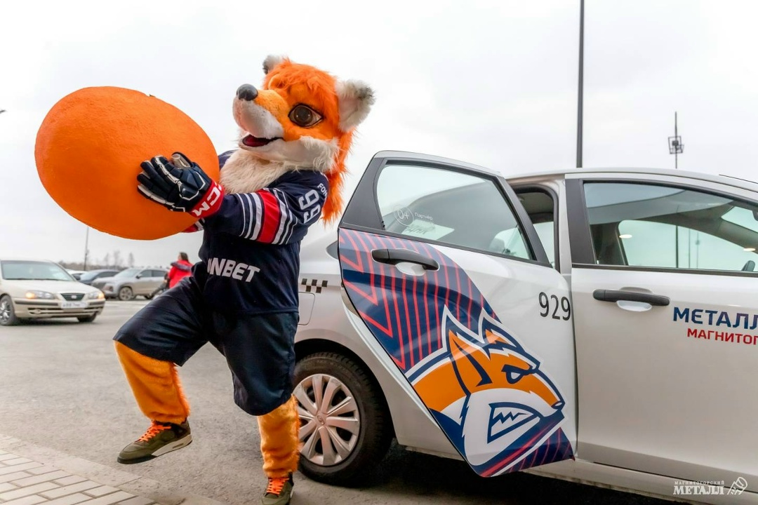 Оранжевое настроение в Магнитке Этой зимой город украшают мандарины — яркие, сочные, вплетённые в хвойные гирлянды