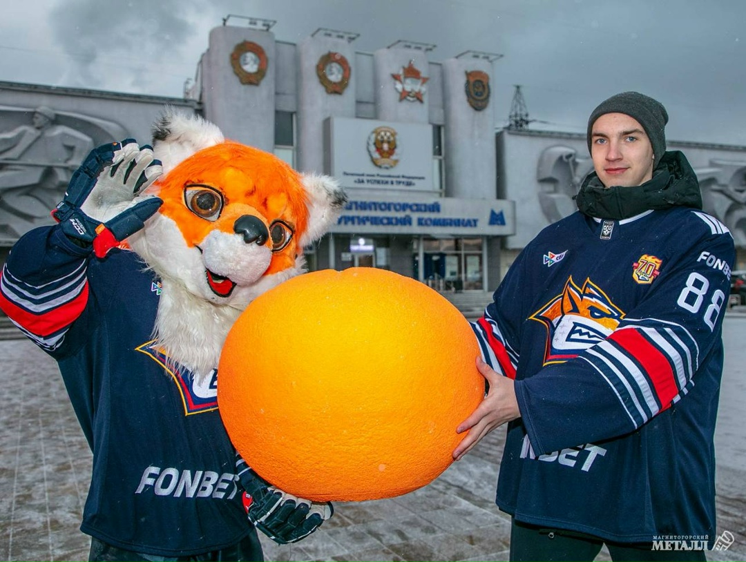 Оранжевое настроение в Магнитке Этой зимой город украшают мандарины — яркие, сочные, вплетённые в хвойные гирлянды