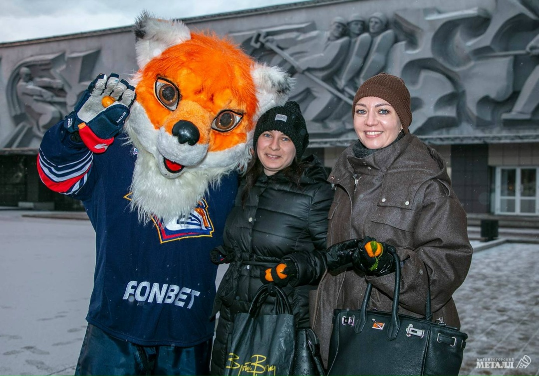 Оранжевое настроение в Магнитке Этой зимой город украшают мандарины — яркие, сочные, вплетённые в хвойные гирлянды