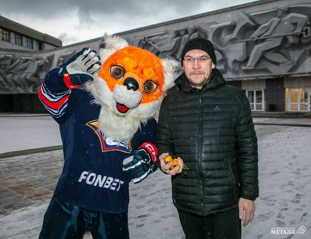 Оранжевое настроение в Магнитке Этой зимой город украшают мандарины — яркие, сочные, вплетённые в хвойные гирлянды