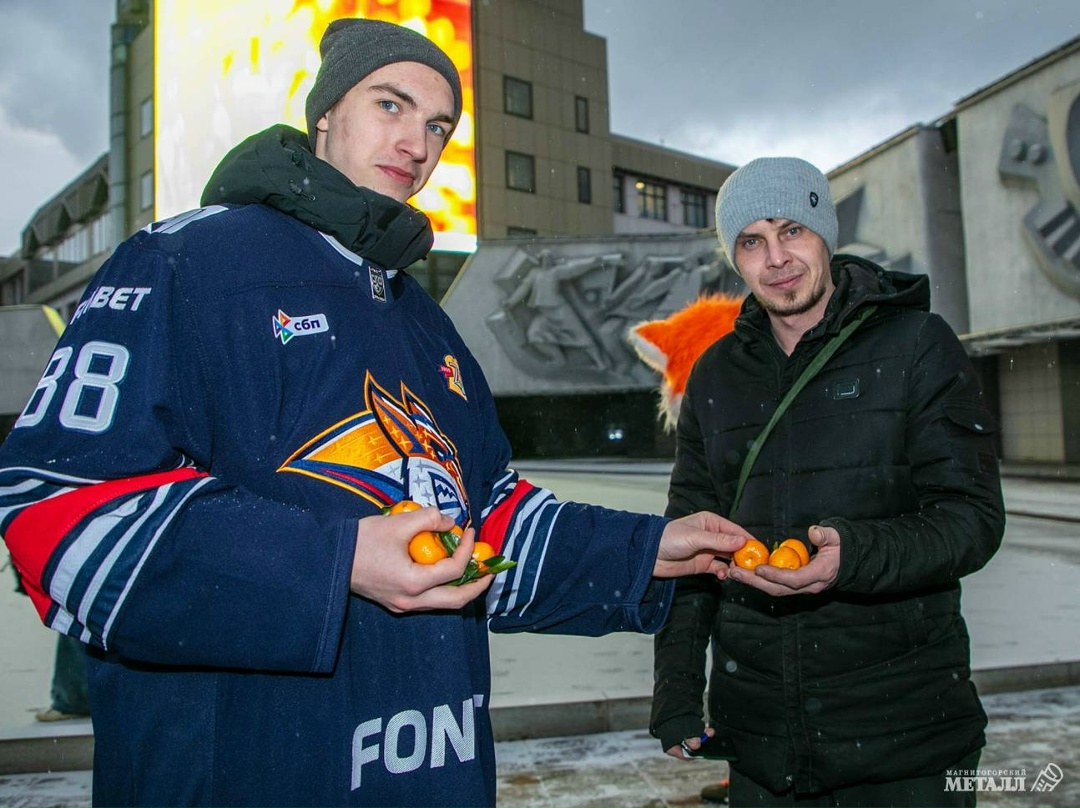 Оранжевое настроение в Магнитке Этой зимой город украшают мандарины — яркие, сочные, вплетённые в хвойные гирлянды