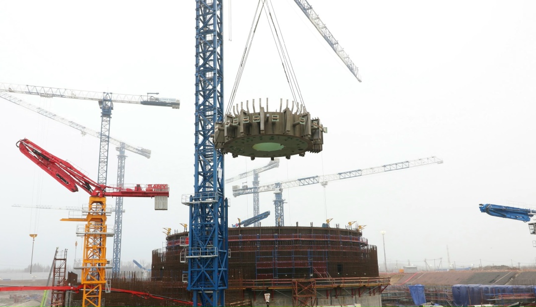 На площадке строящегося энергоблока №3 ВВЭР-1200 смонтировали ферму-консоль «ловушки расплава» — ключевого элемента пассивной системы безопасности.