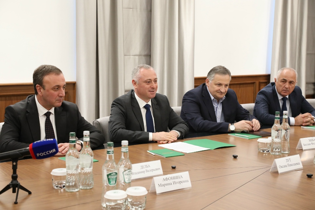 Глава Минсельхоза России Оксана Лут и президент Абхазии Бадра Гунба обсудили развитие взаимодействия стран в АПК.