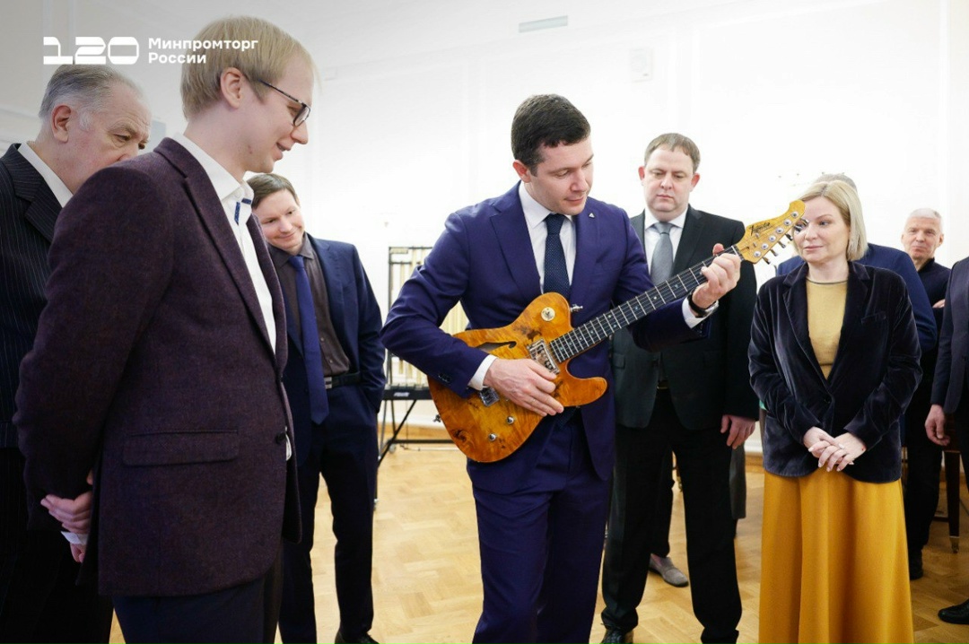 Глава Минпромторга России Антон Алиханов и Министр культуры Российской Федерации Ольга Любимова обсудили развитие производства музыкальных инструментов и…