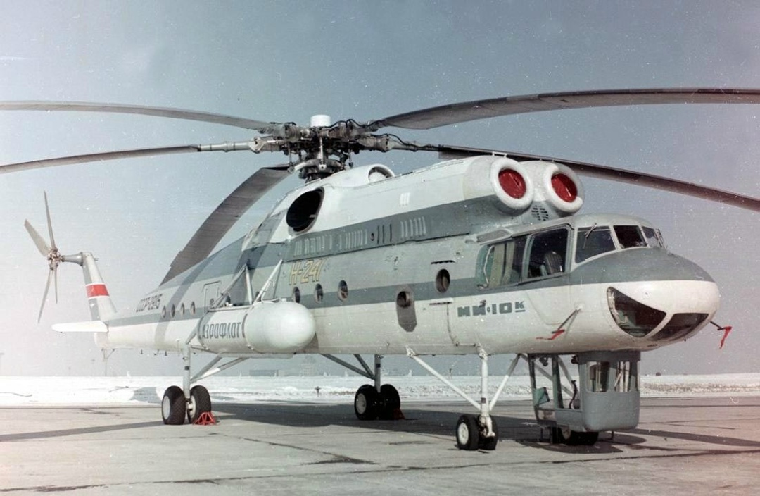 Это Ми-10К — модификация вертолета Ми-10, предназначенная для краново-монтажных операций в строительстве