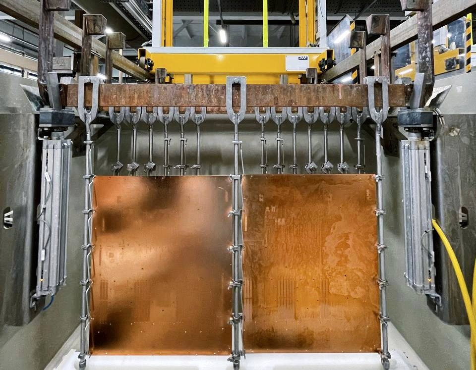 «Золотой» лист — это база Это база для печатных плат. Так выглядит стеклотекстолит — материал, который предназначен для многоразовой пайки.