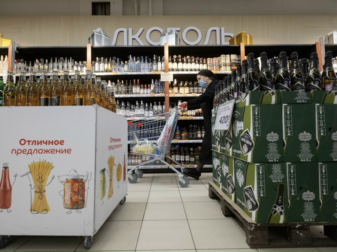 Пять крупных производителей алкоголя предупредили торговые сети о повышении отпускных цен с 1 января 2026 года, пишет «Коммерсантъ». Novabev Group (бренды…