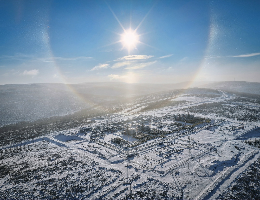 Иногда стоит подняться повыше, чтобы увидеть зиму во всей красе: солнечное гало, заснеженный лес и мощные газовые магистрали. Так выглядят КС-5 «Нагорная» в…