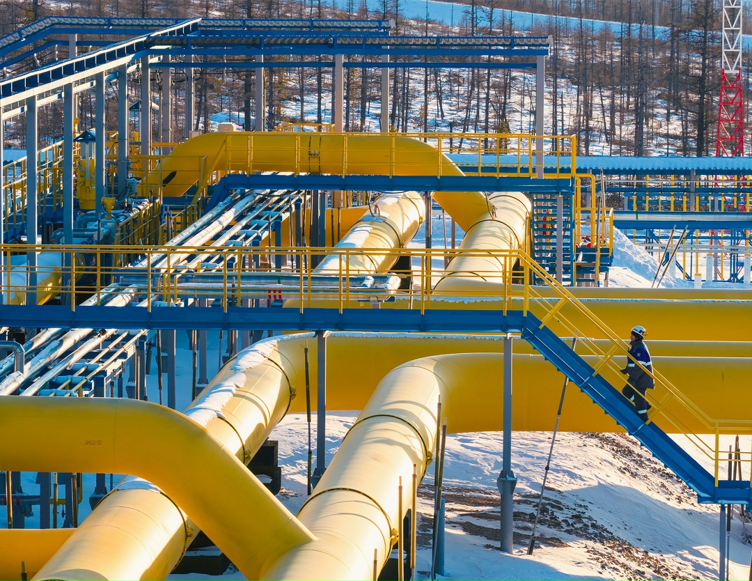 Иногда стоит подняться повыше, чтобы увидеть зиму во всей красе: солнечное гало, заснеженный лес и мощные газовые магистрали. Так выглядят КС-5 «Нагорная» в…