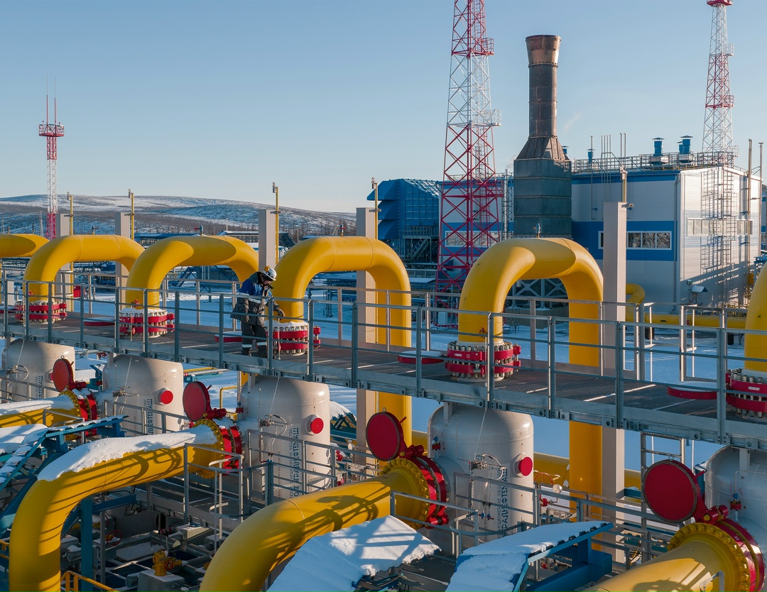 Иногда стоит подняться повыше, чтобы увидеть зиму во всей красе: солнечное гало, заснеженный лес и мощные газовые магистрали. Так выглядят КС-5 «Нагорная» в…