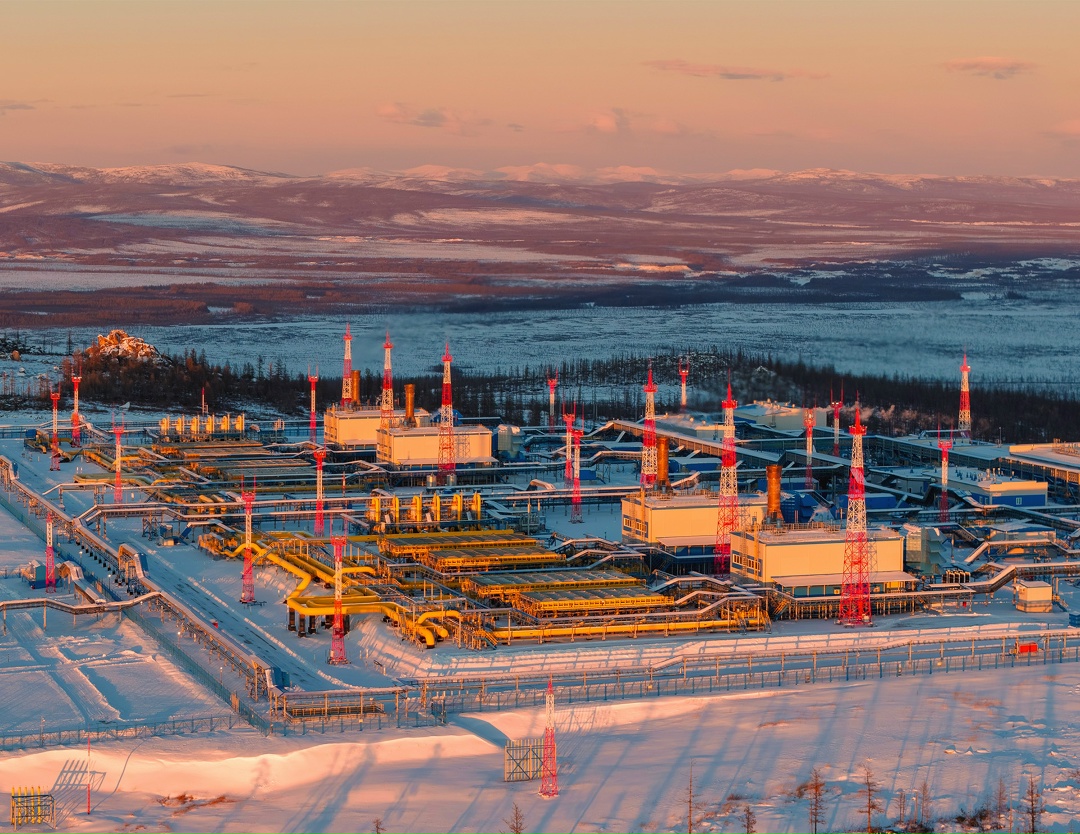 Иногда стоит подняться повыше, чтобы увидеть зиму во всей красе: солнечное гало, заснеженный лес и мощные газовые магистрали. Так выглядят КС-5 «Нагорная» в…