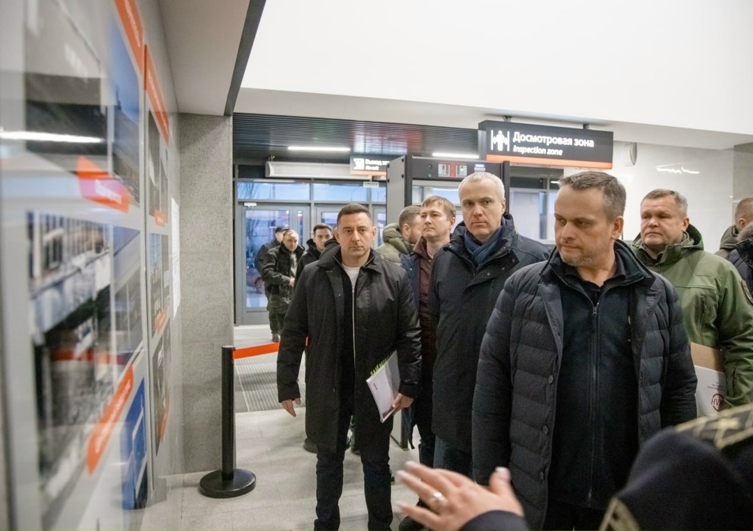 Андрей Никитин ознакомился с модернизацией вокзала и порта Мариуполя