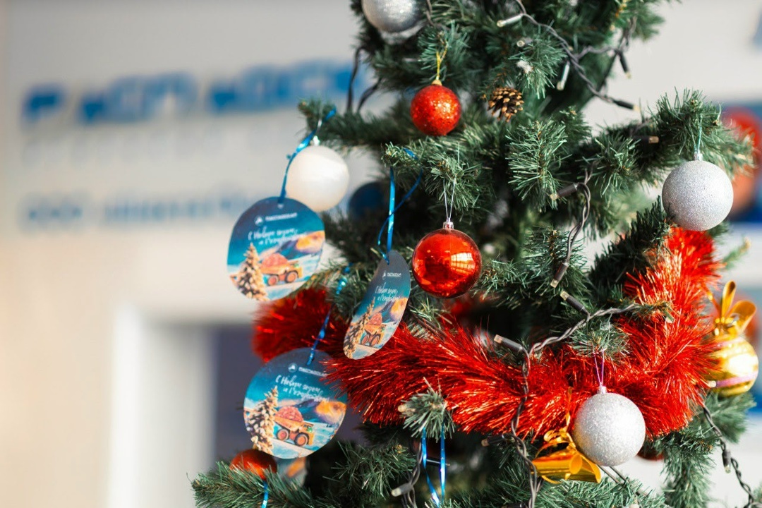 Волшебником может стать каждый! В Распадской стартовали сразу две новогодние акции «Елка добра» и «Коробка храбрости»