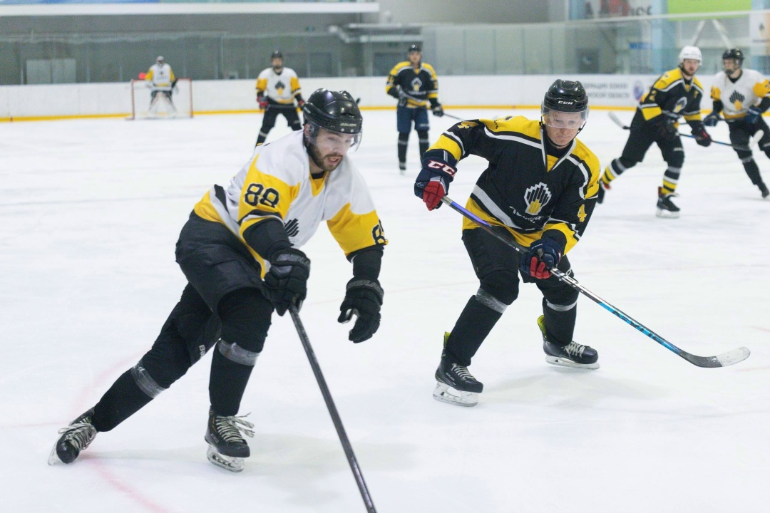 Спортивные выходные: командная работа на льду и на корте