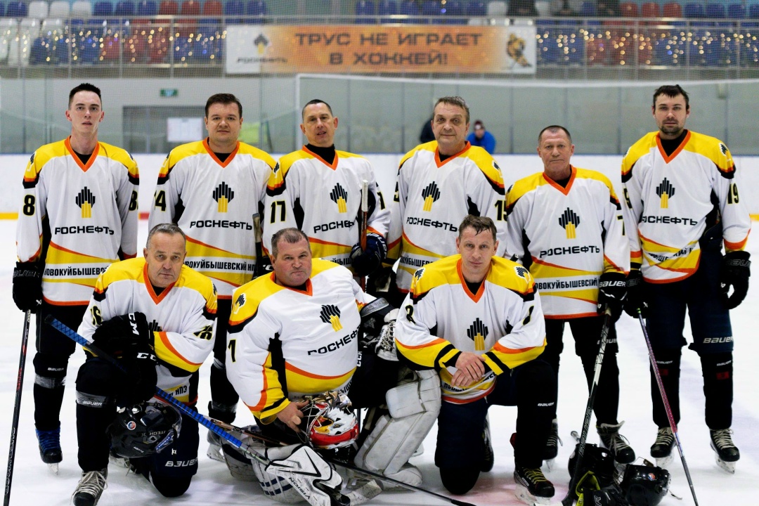 Спортивные выходные: командная работа на льду и на корте