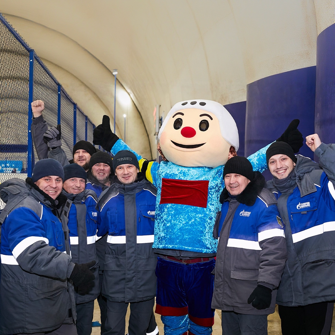 Для вахтовиков на Чаяндинском месторождении построили ледовую арену. Новый объект уже принимает товарищеские матчи и служит площадкой для тренировок