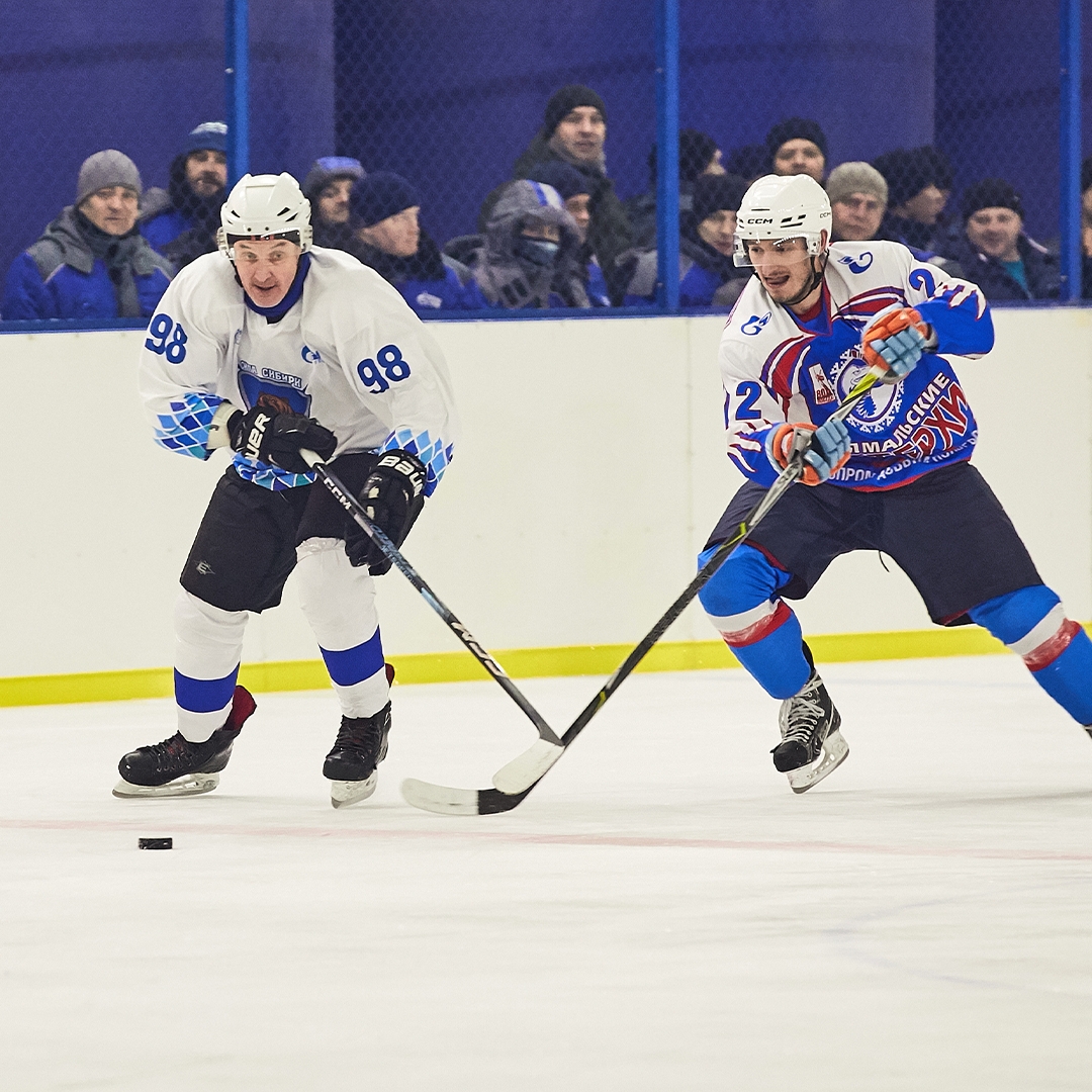 Для вахтовиков на Чаяндинском месторождении построили ледовую арену. Новый объект уже принимает товарищеские матчи и служит площадкой для тренировок