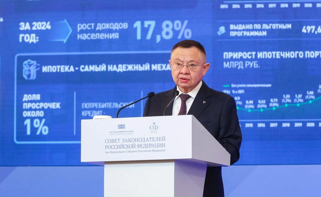 Глава Минстроя России Ирек Файзуллин выступил с докладом на заседании Совета законодателей РФ при Федеральном Собрании РФ