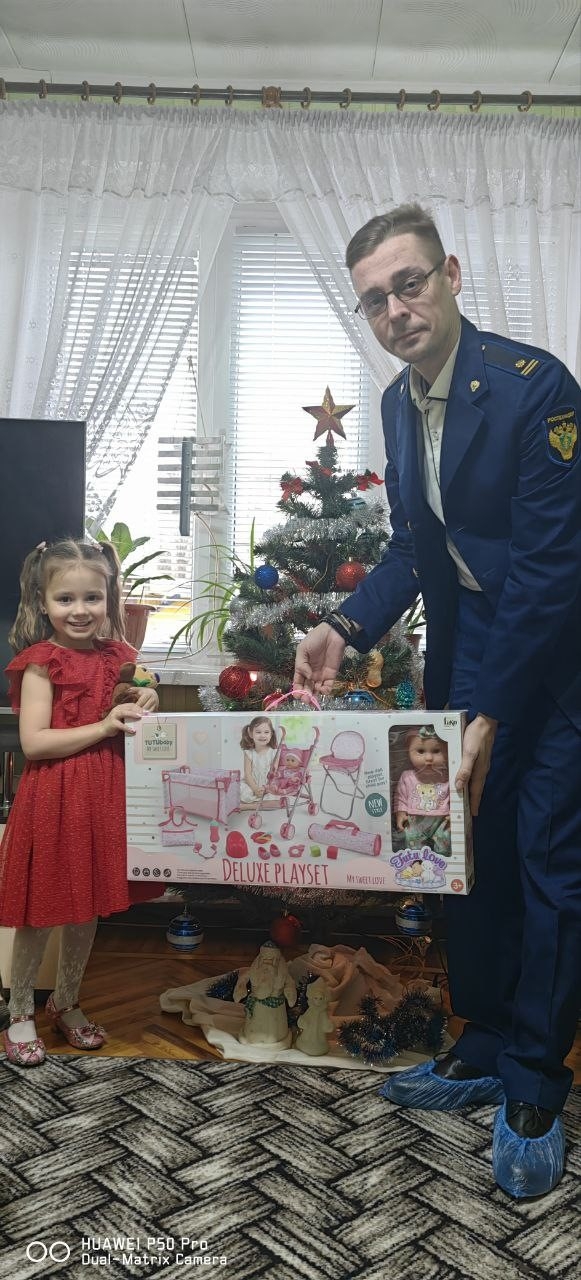 Запорожское управление Ростехнадзора в рамках благотворительной акции «Ёлка желаний» исполнило новогодние пожелания 4-летней Кристины Ильиной и 8-летнего…