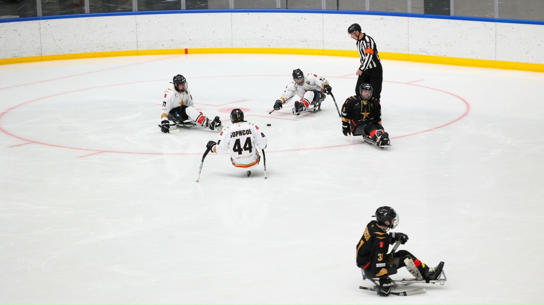 Валентина Матвиенко посетила тренировку команды по следж-хоккею из Санкт-Петербурга, в составе которой ветераны СВО