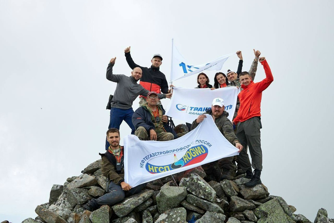 16 декабря – День покорения вершин Быть всегда на высоте – в ДНК нефтепроводчиков, несмотря на то, что их работа в основном происходит на земле.