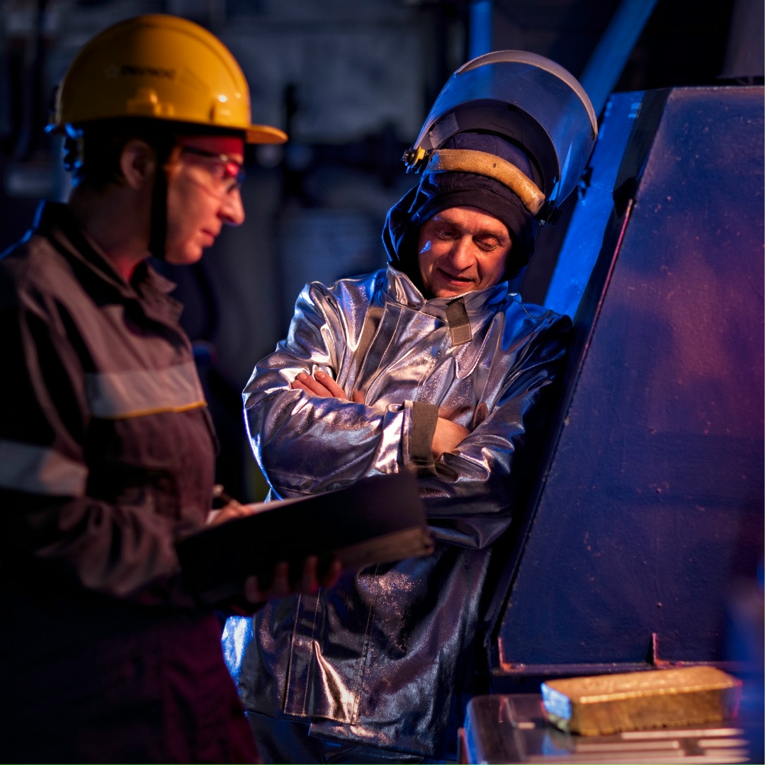 Люди в серебре, которые делают золото.