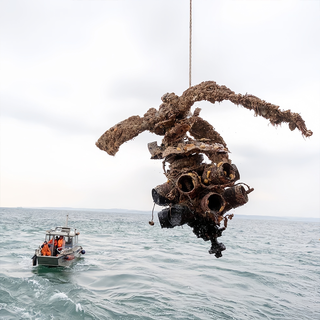 Поднять с морского дна часть самолета весом почти в тонну – задача не из легких. Особенно если глубина больше 20 метров, видимость почти нулевая, а обломки за…