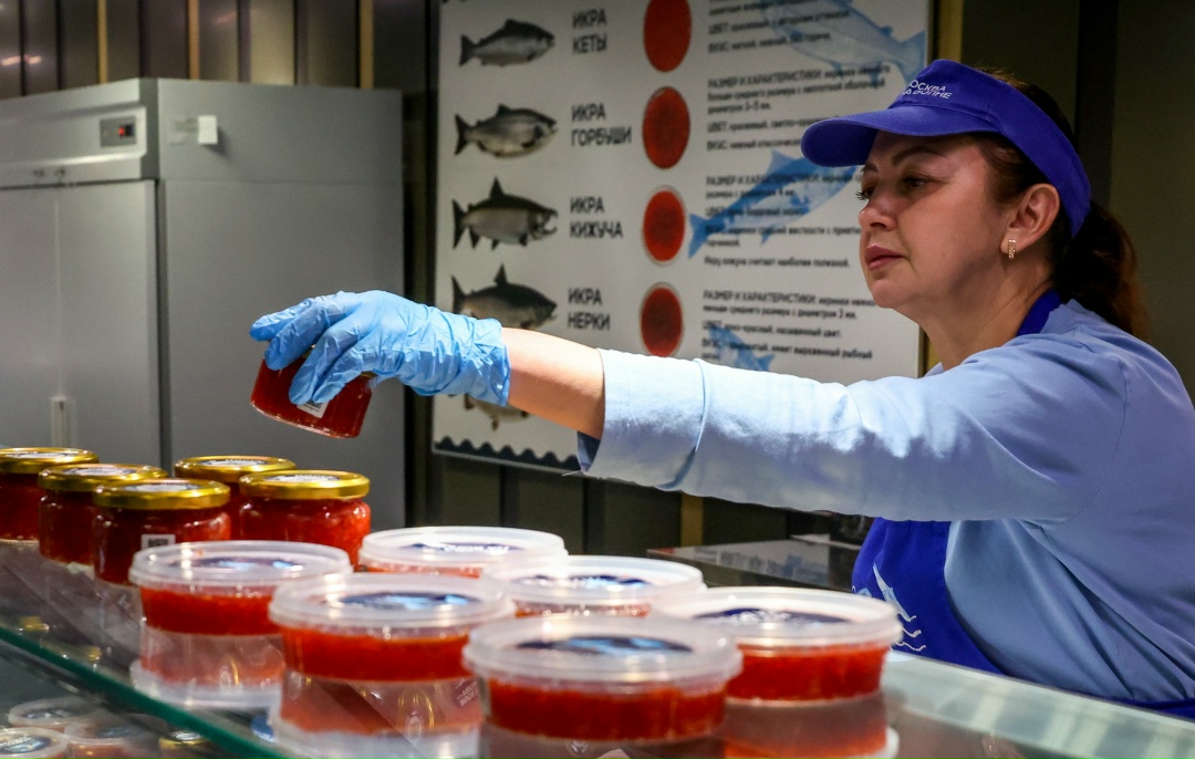 Производство красной икры в России в 2025 году выросло на 30-35% по сравнению с 2024 годом, её объёмов на внутреннем рынке будет достаточно