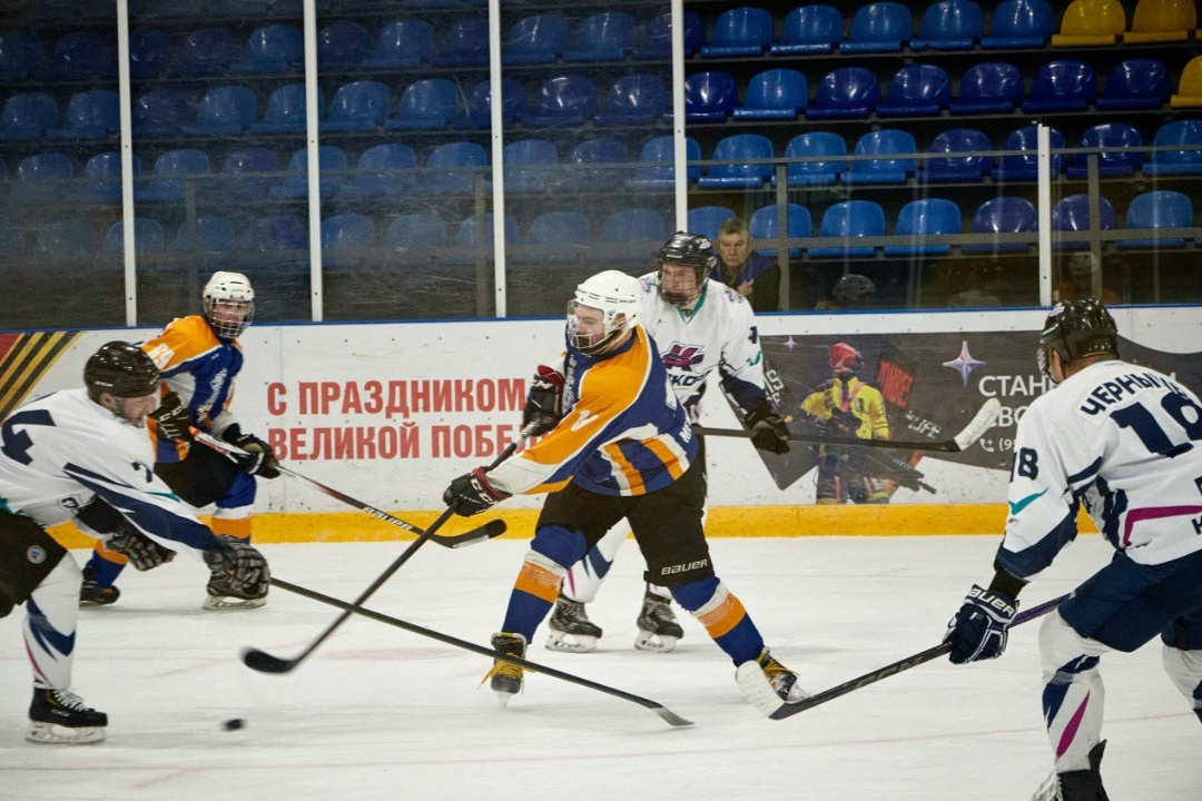 Новые клюшки для победителей! Наша хоккейная команда «Распадские барсы» получила от компании новый спортивный инвентарь и показала отличный результат на льду.