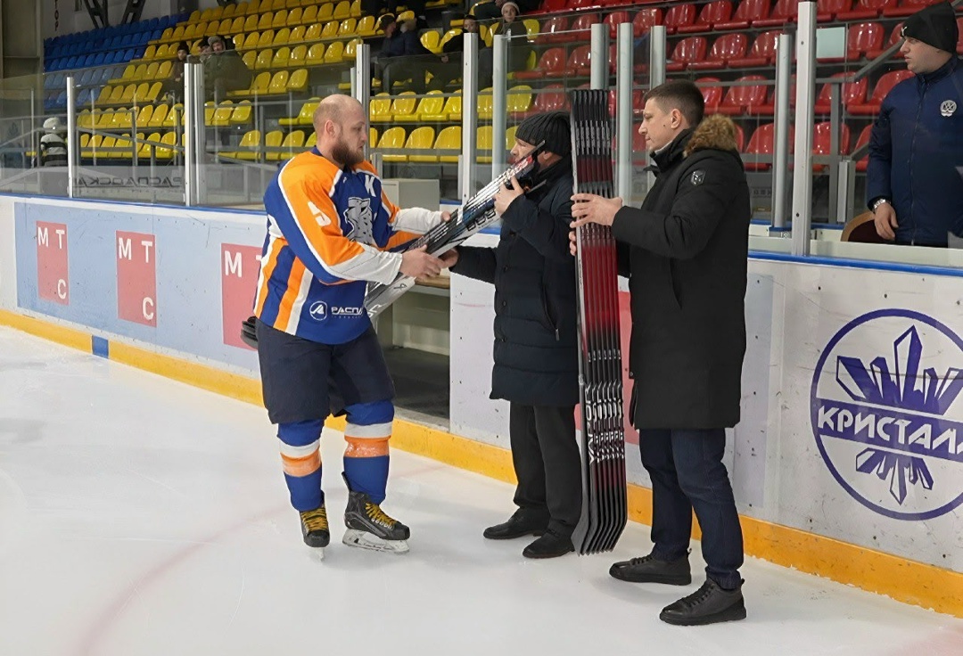 Новые клюшки для победителей! Наша хоккейная команда «Распадские барсы» получила от компании новый спортивный инвентарь и показала отличный результат на льду.