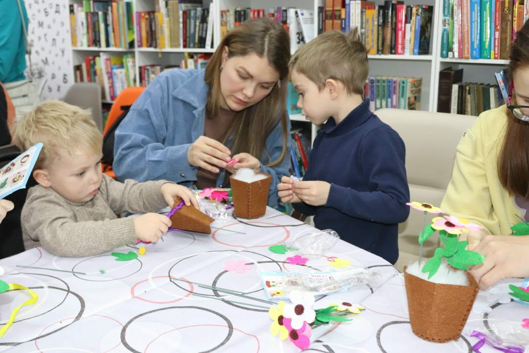 ТВОРЧЕСТВО БЕЗ ГРАНИЦ Компания «Газпром переработка Благовещенск» поддержала благотворительный проект «Творчество без границ»