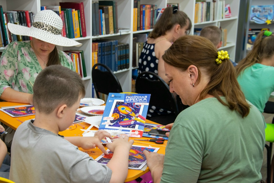 ТВОРЧЕСТВО БЕЗ ГРАНИЦ Компания «Газпром переработка Благовещенск» поддержала благотворительный проект «Творчество без границ»